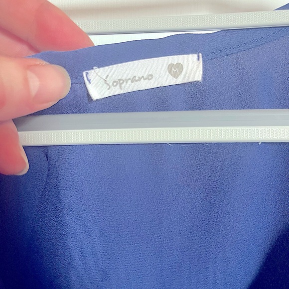 Women’s shortsleeved chiffon blouse with vented sides, size M, by Soprano - Picture 3 of 4